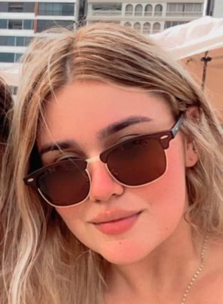 Mujer usando gafas de sol